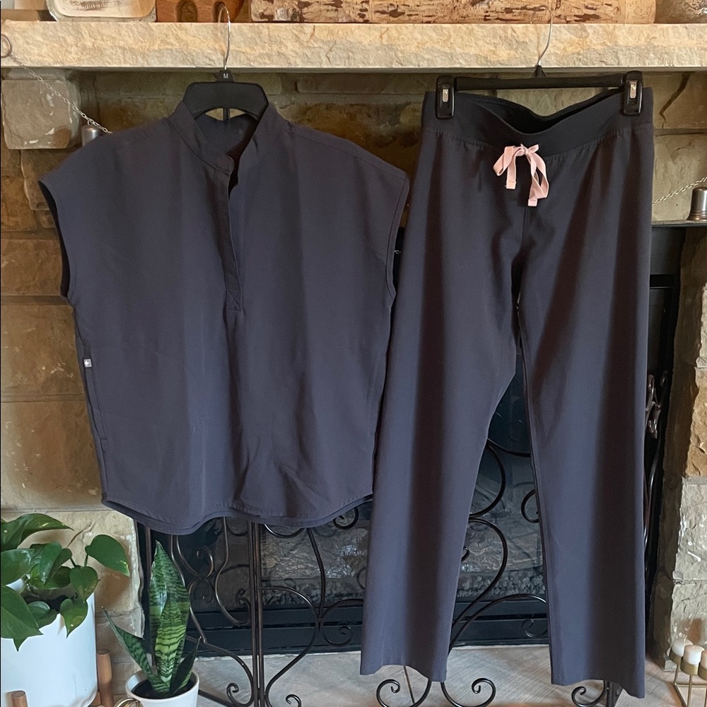 FIGS Women's Dark Grey scrub Set EUC Top and Pants with Pink Accent XS